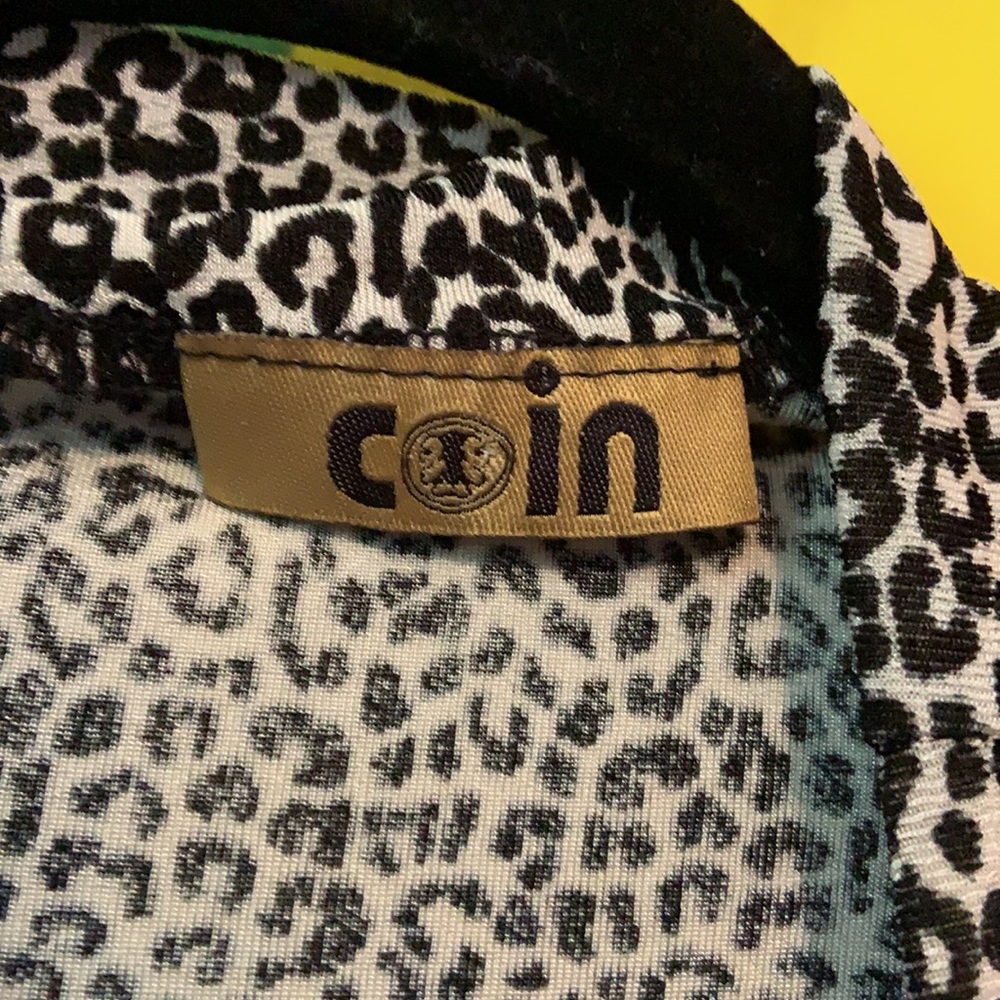 Coin Leopard Print Top High Neck w/ Cutout - Picture 4 of 5